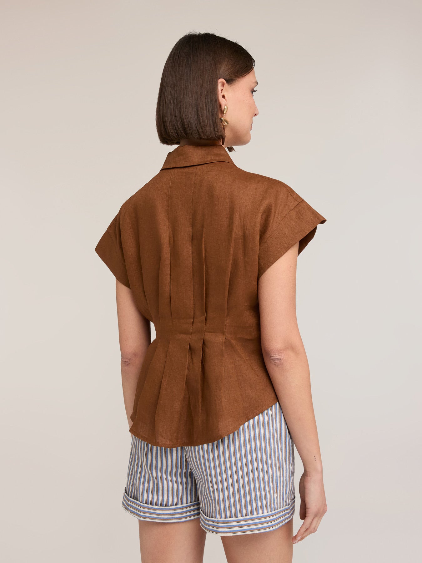 Camisa de lino con pliegues